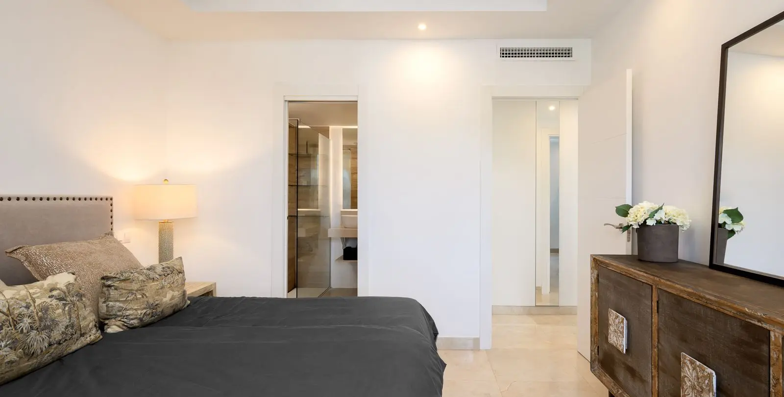 Продажа апартаментов на среднем этаже в Estepona 12