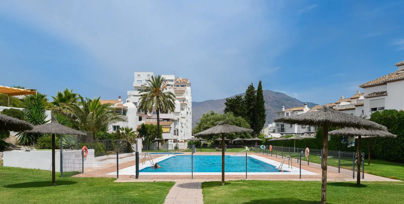 Продажа апартаментов на среднем этаже в Estepona 24