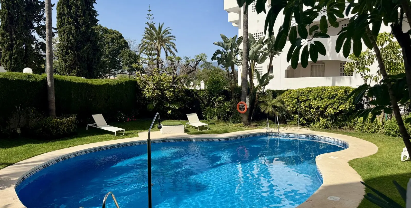 Sale of penthouse duplex in Guadalmina Baja 1