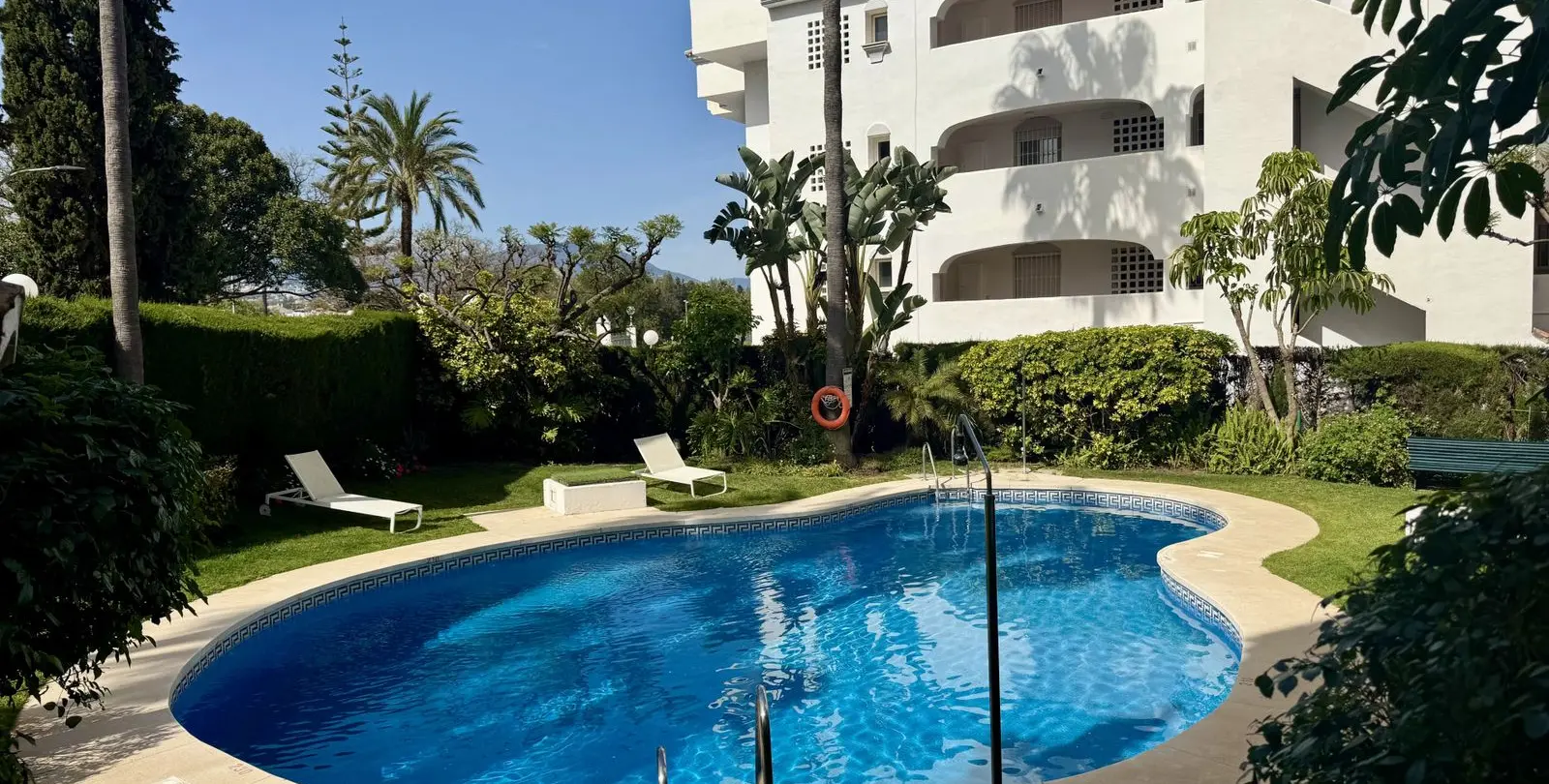 Sale of penthouse duplex in Guadalmina Baja 14