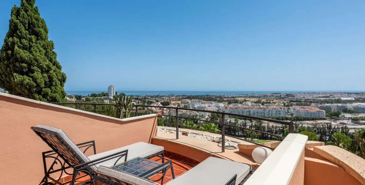 Venta de apartamento en planta media en Nueva Andalucía 3