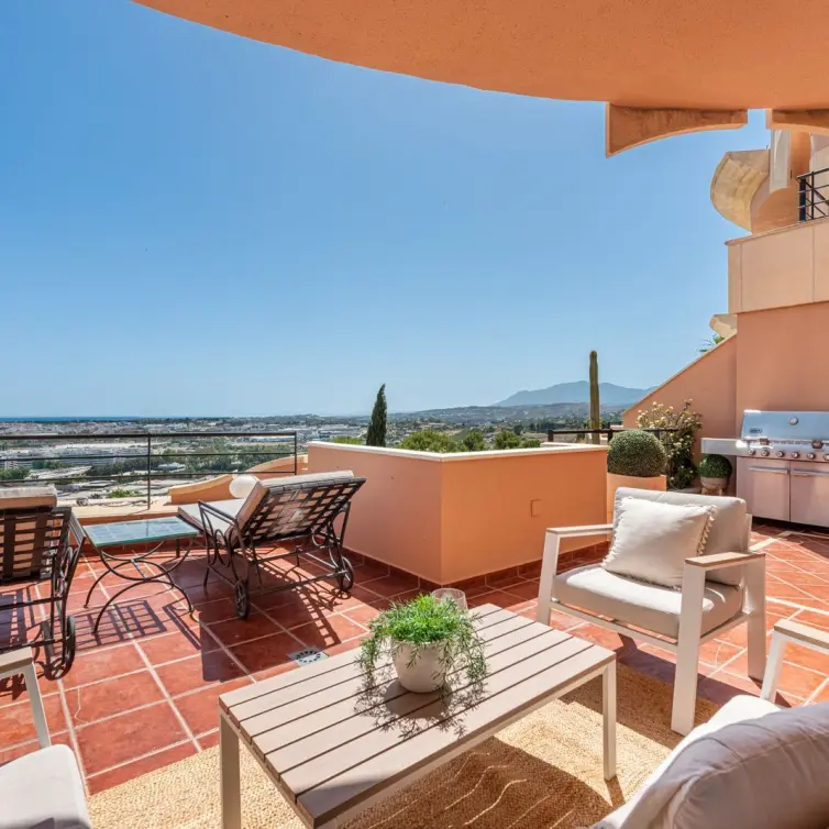 Sale of middle floor apartment in Nueva Andalucía