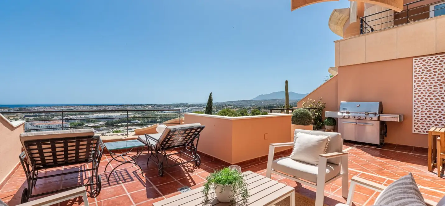 Sale of middle floor apartment in Nueva Andalucía 0