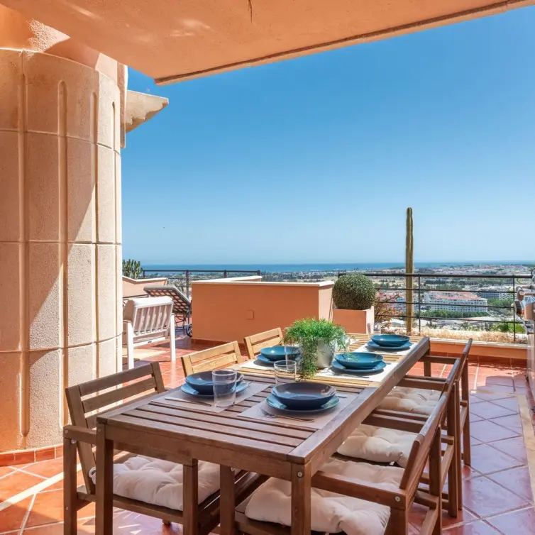 Sale of middle floor apartment in Nueva Andalucía