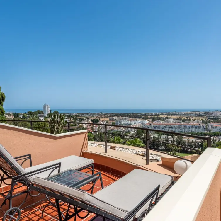 Sale of middle floor apartment in Nueva Andalucía