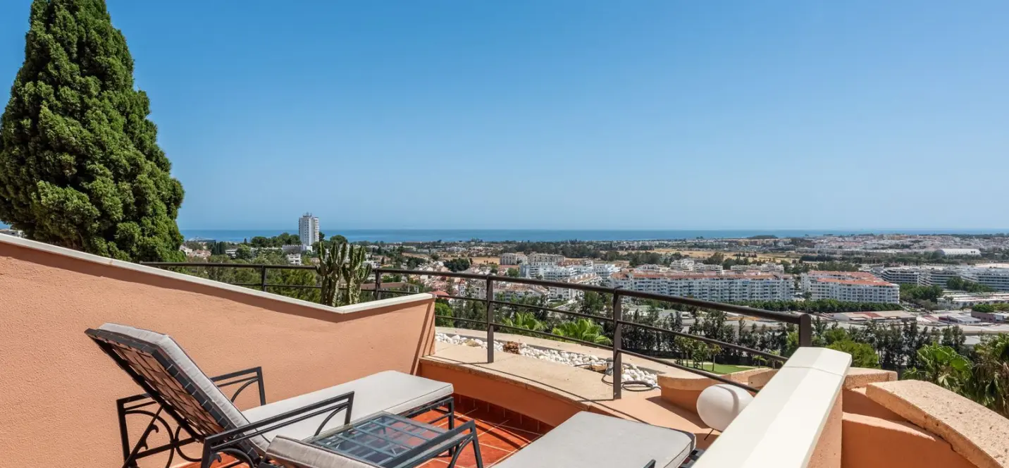Sale of middle floor apartment in Nueva Andalucía 2