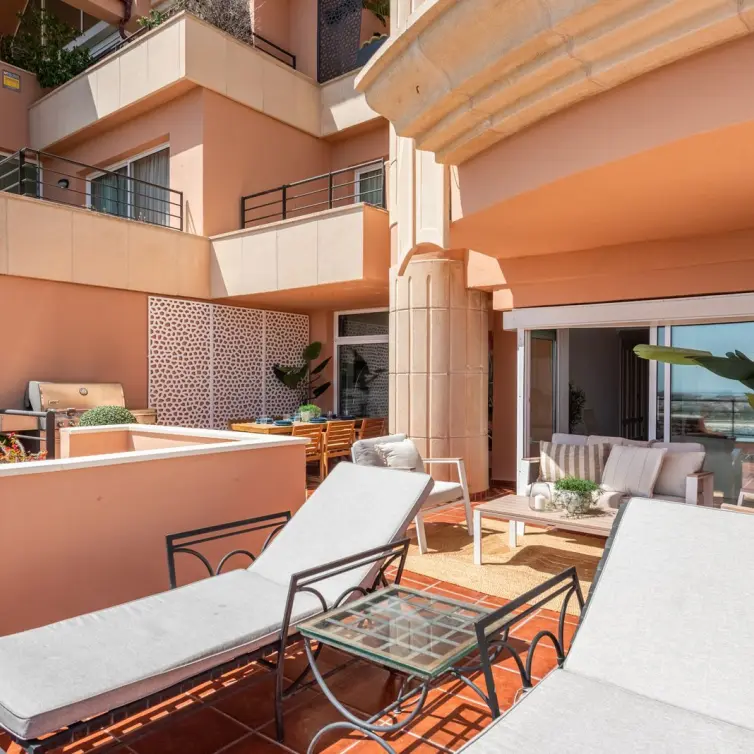 Sale of middle floor apartment in Nueva Andalucía
