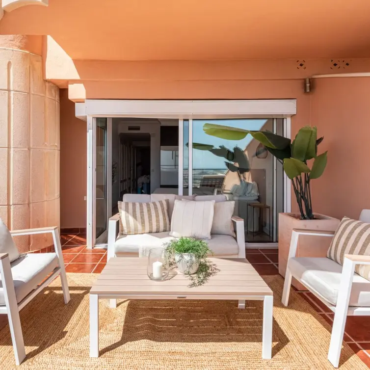 Sale of middle floor apartment in Nueva Andalucía