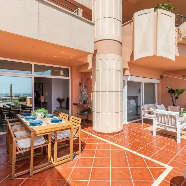Sale of middle floor apartment in Nueva Andalucía