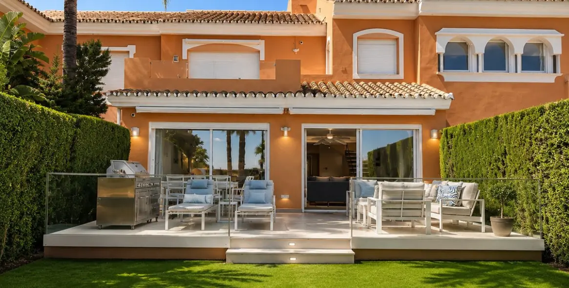 Venta de casa pareada en New Golden Mile 7