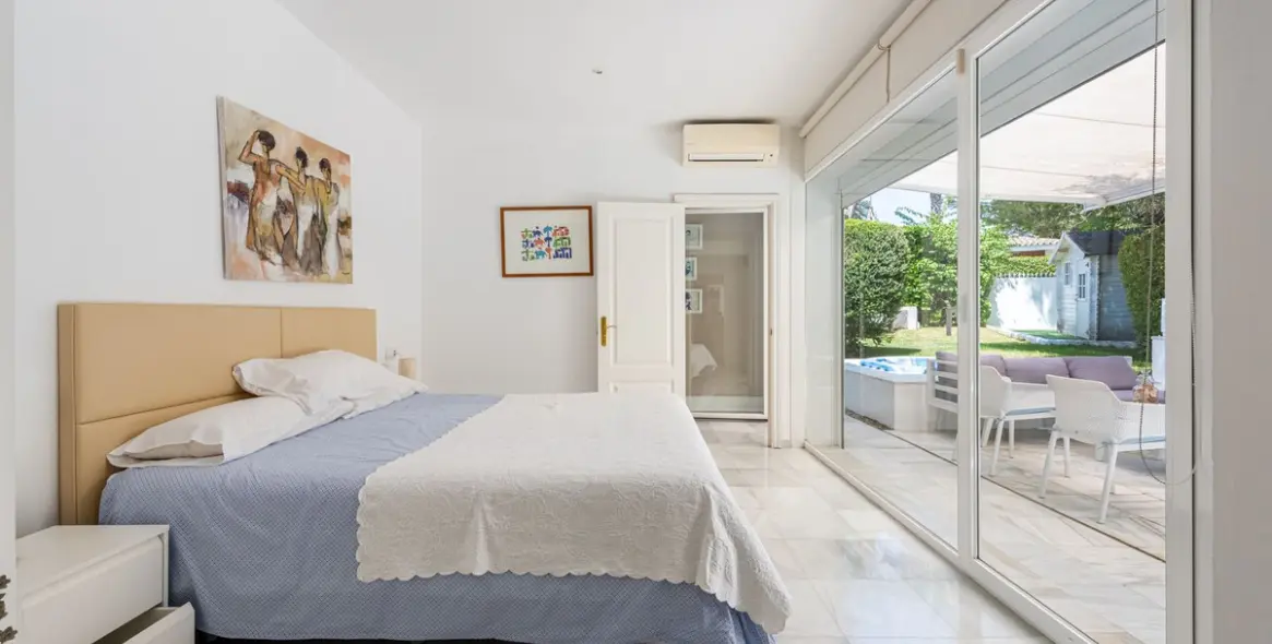 Venta de casa pareada en Los Monteros 12