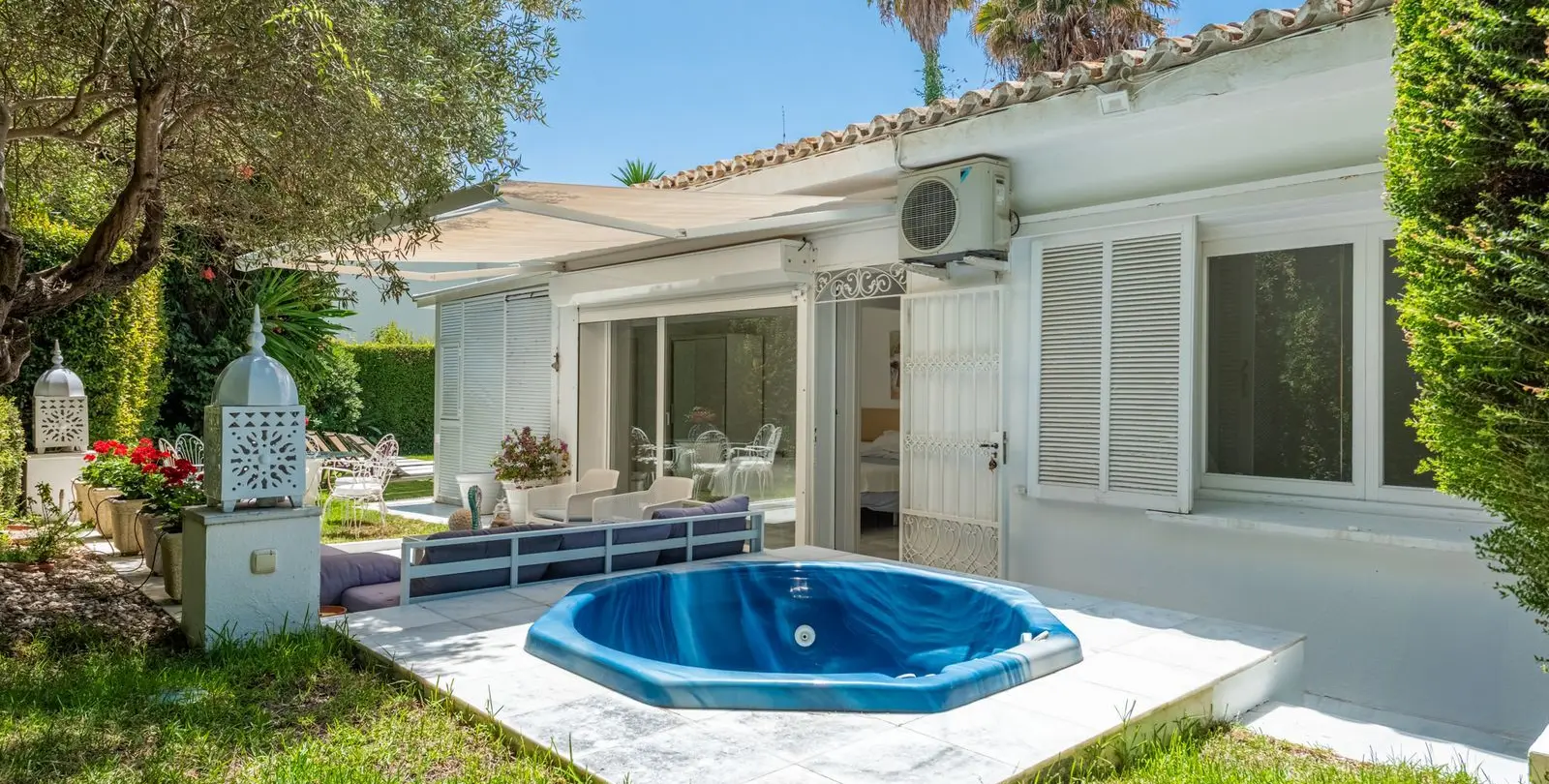 Sale of semi-detached house in Los Monteros 11