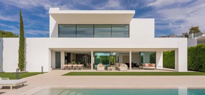 Long-term rent of detached villa in The Golden Mile 0