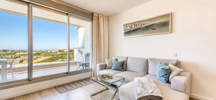 Venta de apartamento en planta media en Estepona 1