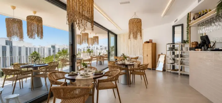 Venta de apartamento en planta media en Estepona 4