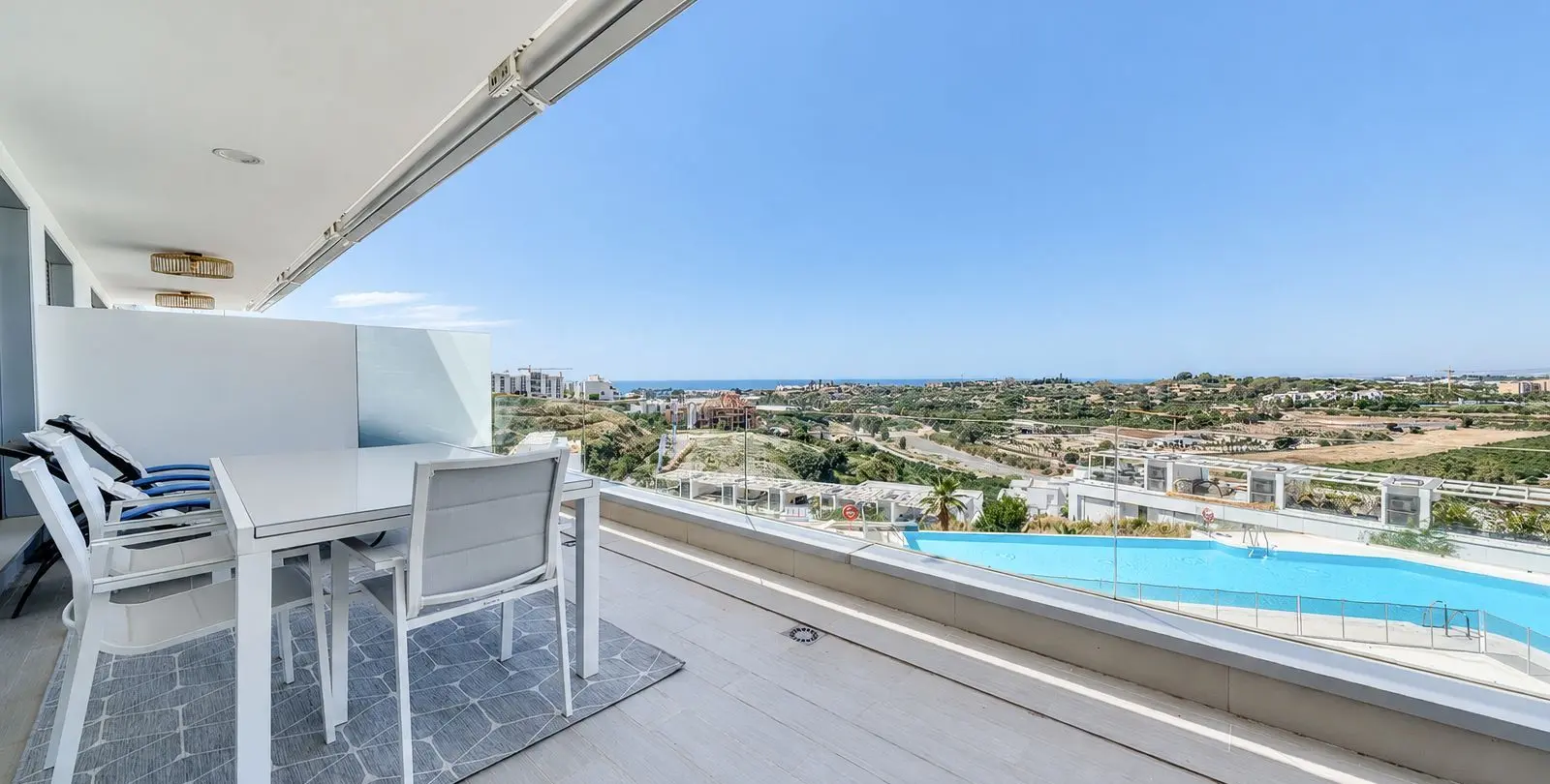 Продажа апартаментов на среднем этаже в Estepona 1