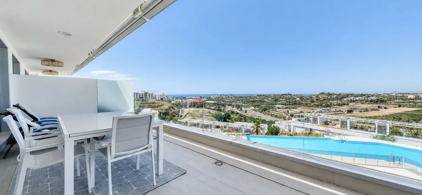 Venta de apartamento en planta media en Estepona 0
