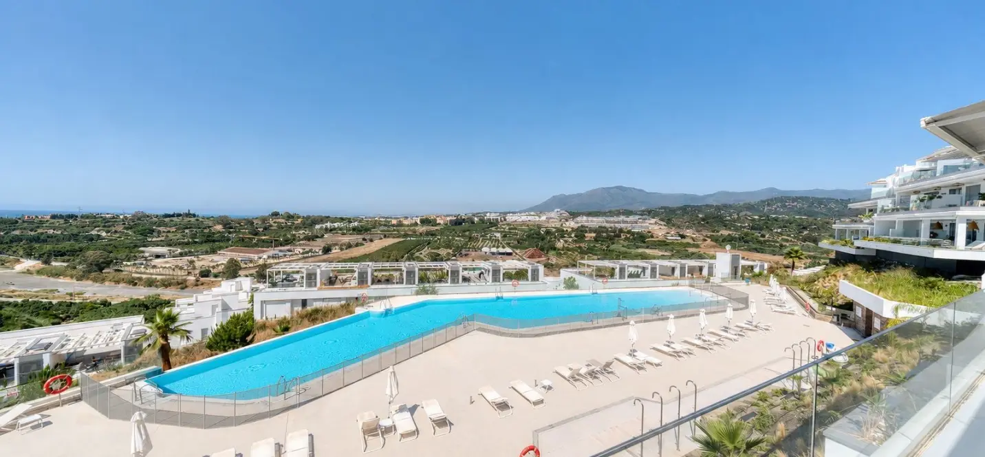 Venta de apartamento en planta media en Estepona 2