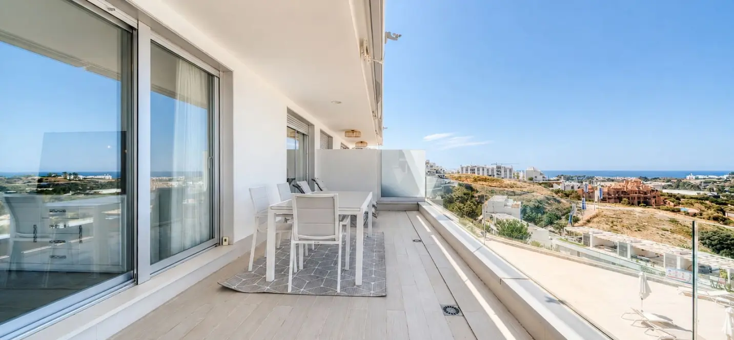 Venta de apartamento en planta media en Estepona 3