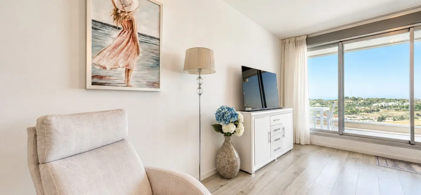 Venta de apartamento en planta media en Estepona 4