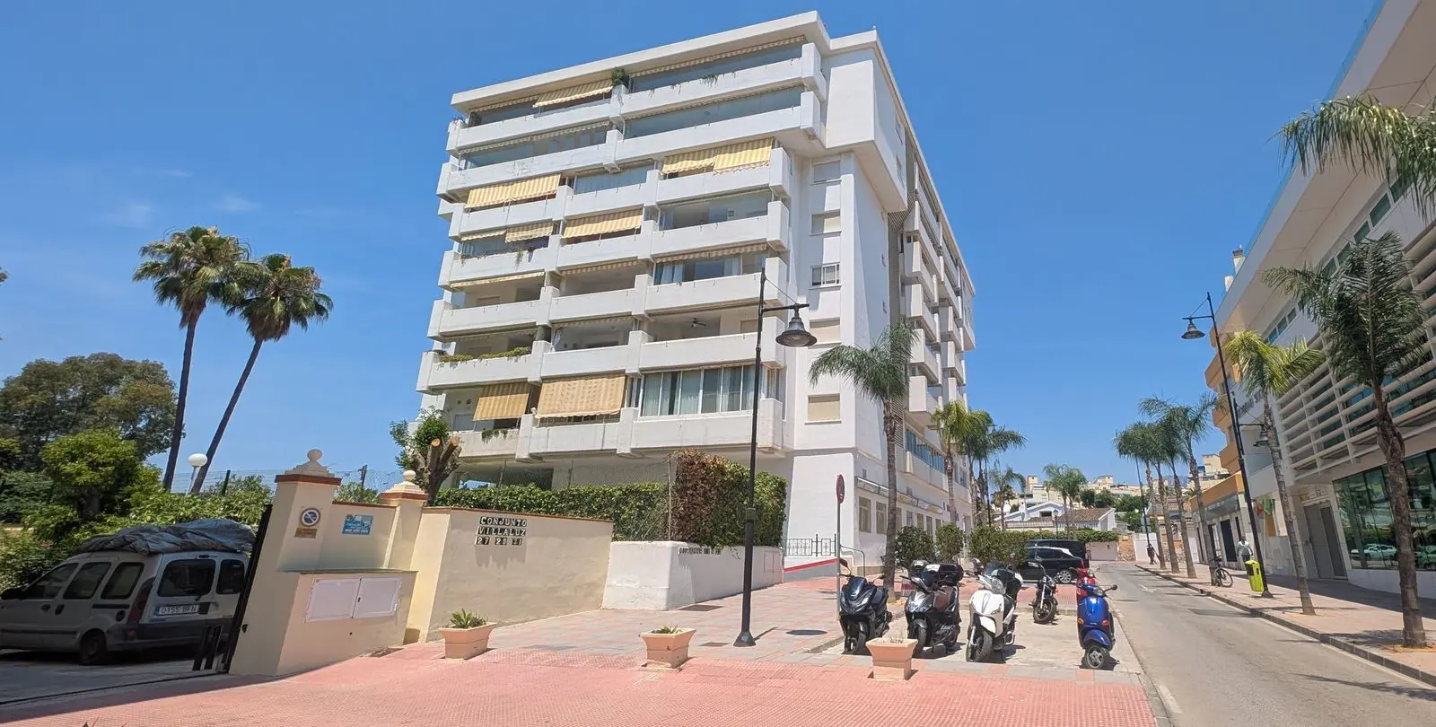 Sale of middle floor apartment in Fuengirola 1