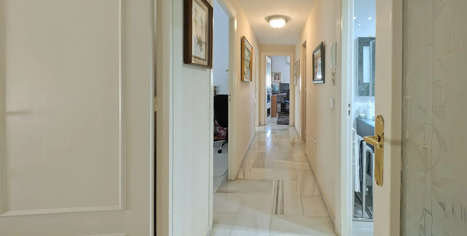 Sale of middle floor apartment in Fuengirola 12