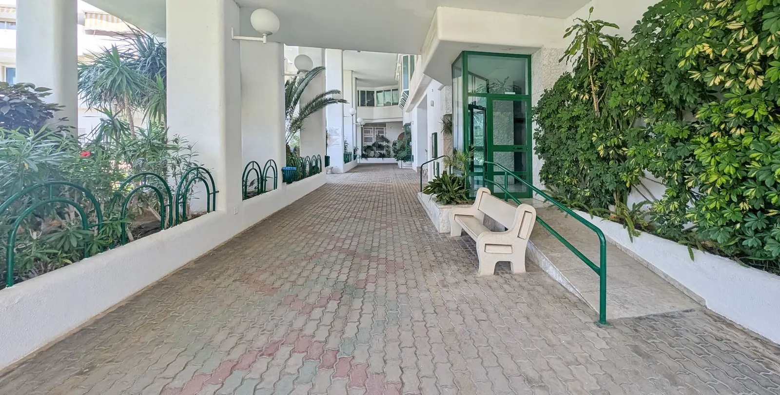 Sale of middle floor apartment in Fuengirola 30