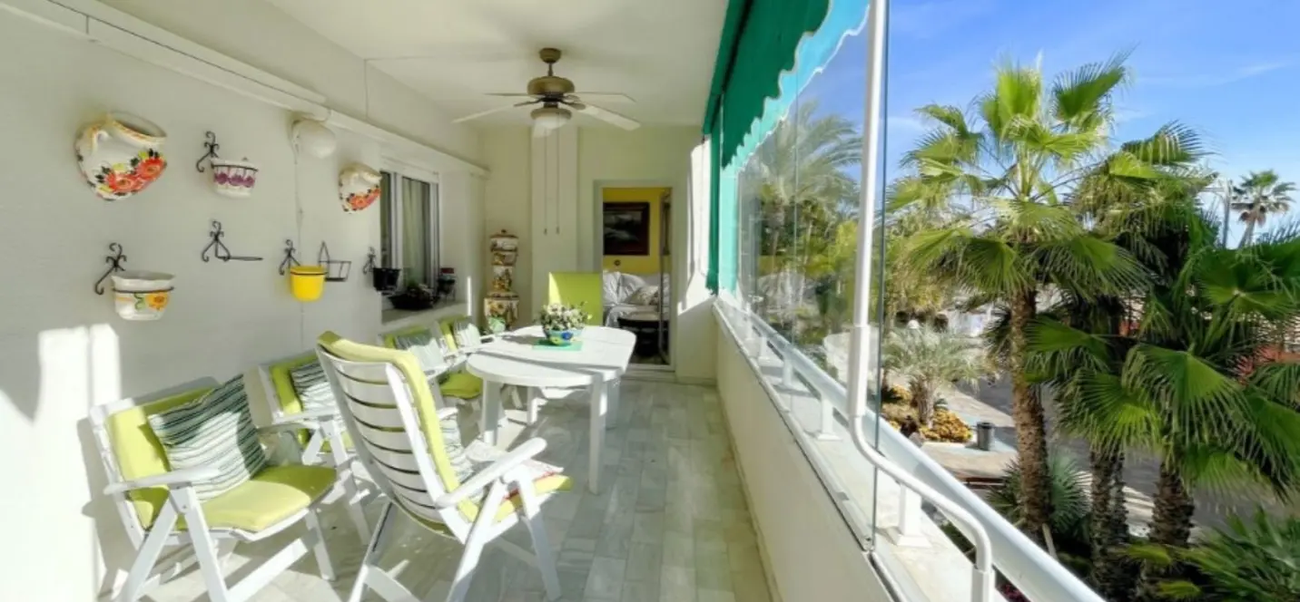 Venta de apartamento en planta media en Estepona 0