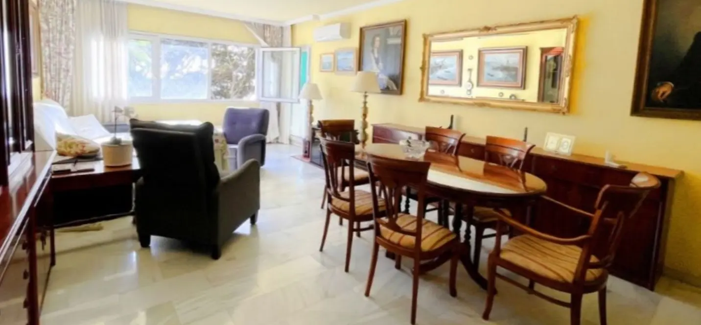 Venta de apartamento en planta media en Estepona 1