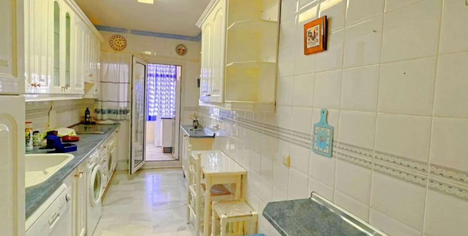 Sale of middle floor apartment in Estepona 3