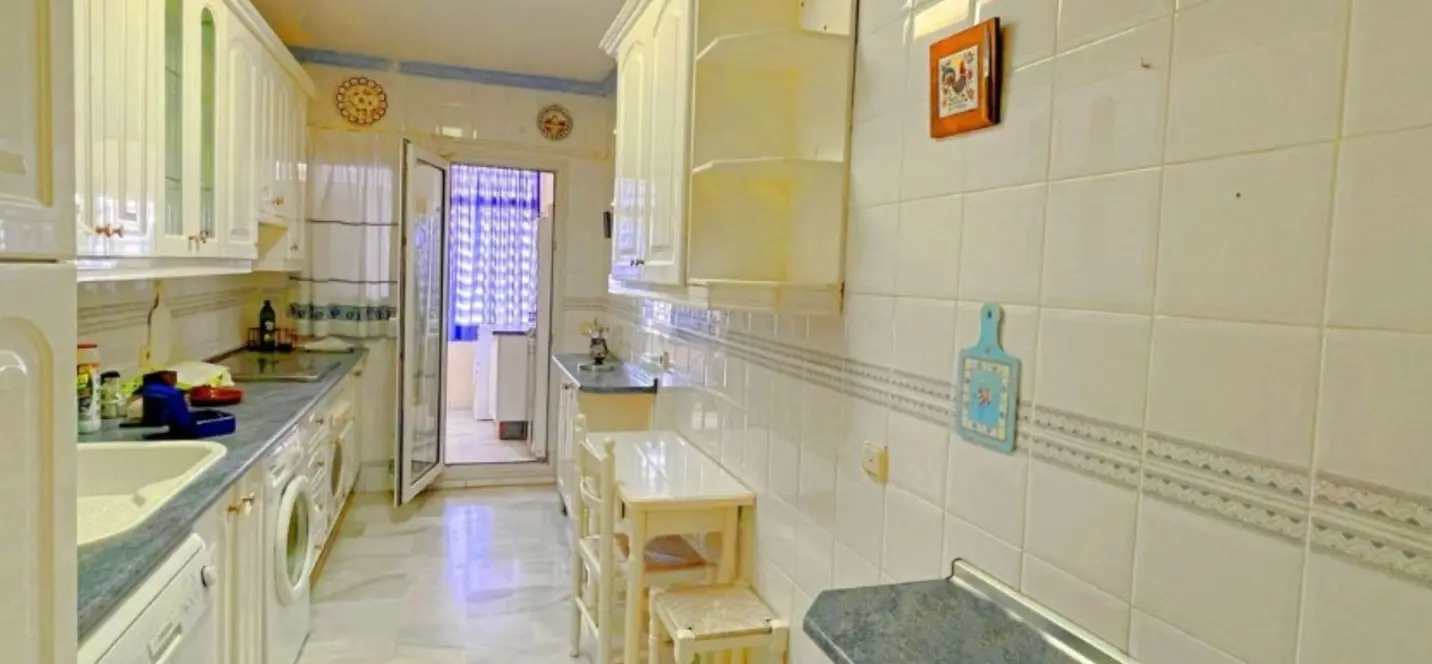 Venta de apartamento en planta media en Estepona 2