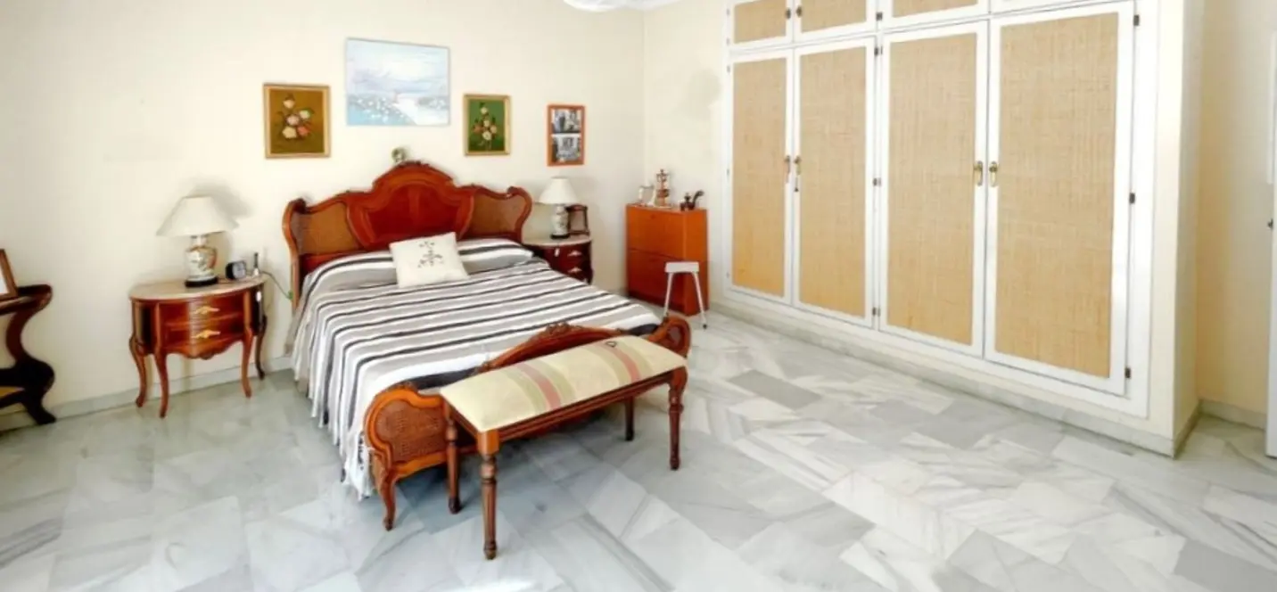 Venta de apartamento en planta media en Estepona 3