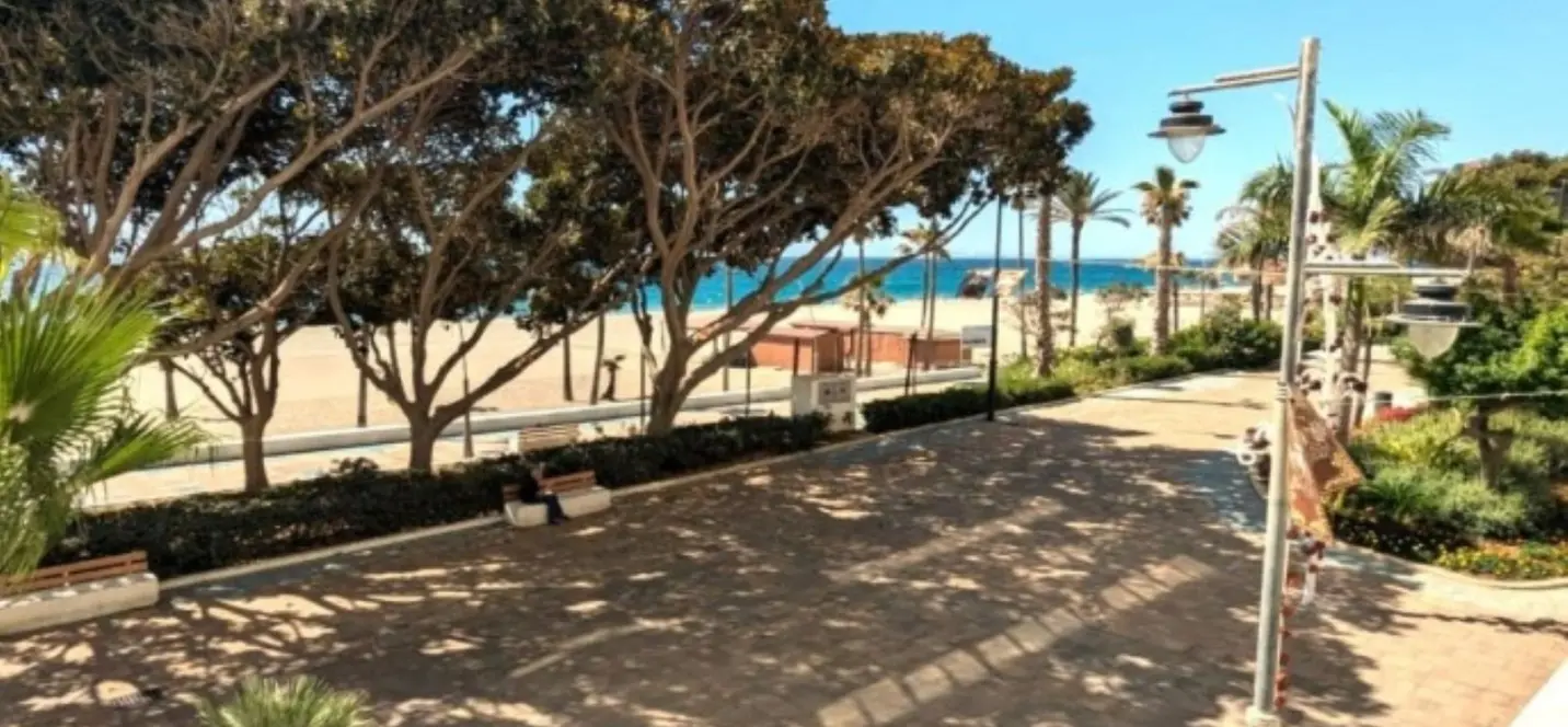 Venta de apartamento en planta media en Estepona 4