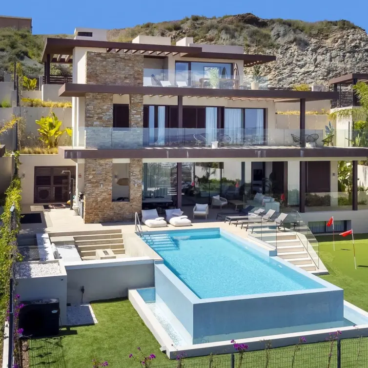 Sale of detached villa in Benahavís