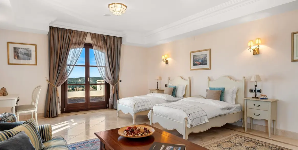 Sale of detached villa in Estepona 23