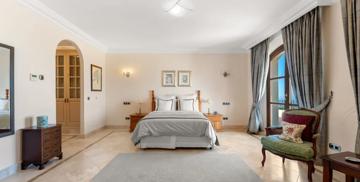 Sale of detached villa in Estepona 25