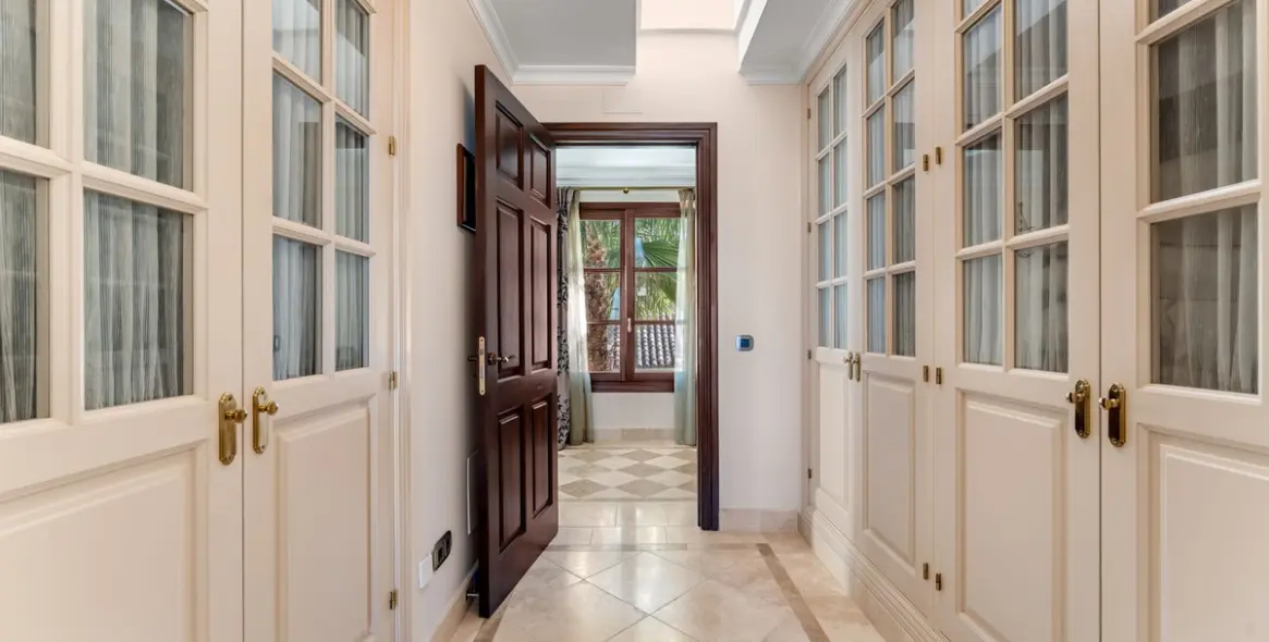 Sale of detached villa in Estepona 29