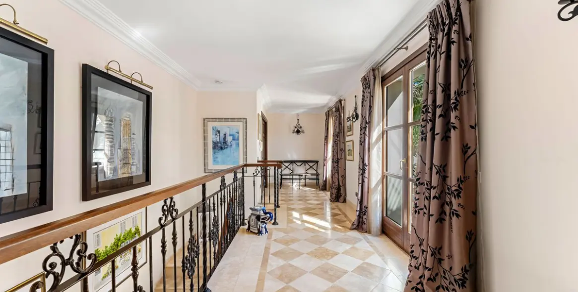 Sale of detached villa in Estepona 30