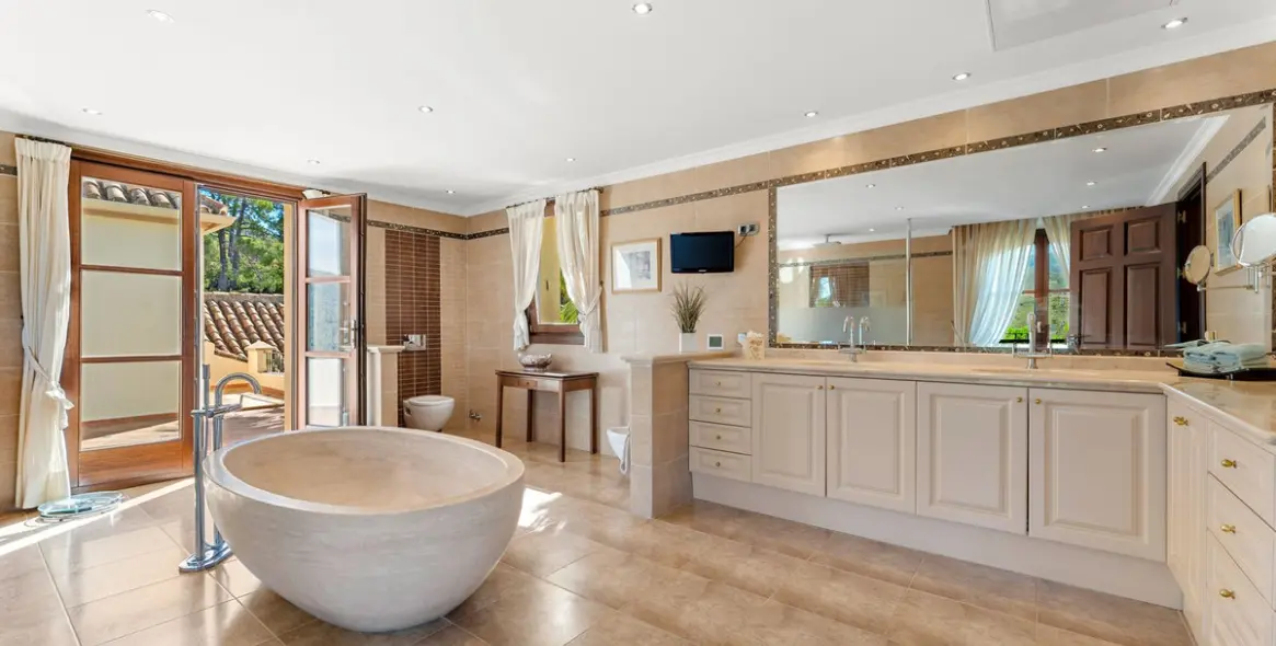 Sale of detached villa in Estepona 35