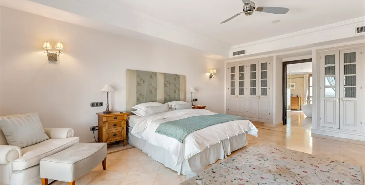 Sale of detached villa in Estepona 37