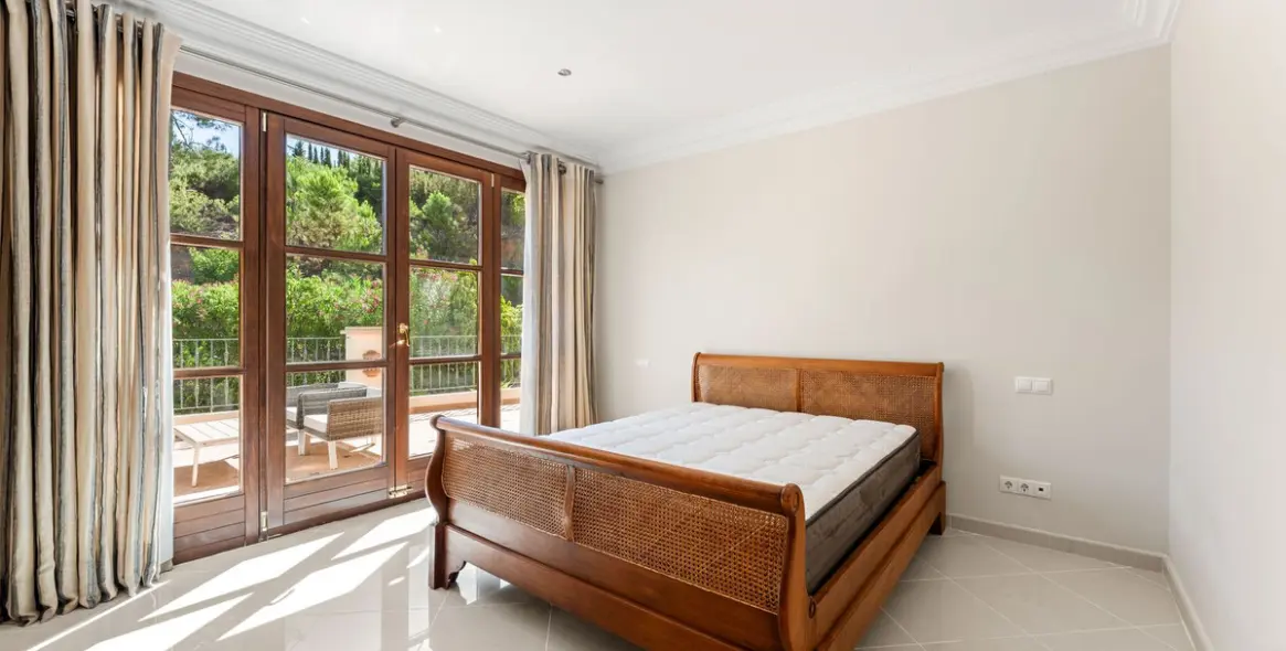 Sale of detached villa in Estepona 43