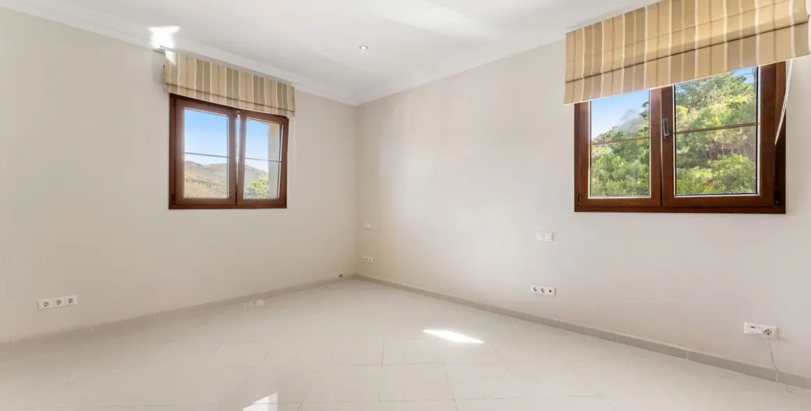 Sale of detached villa in Estepona 45