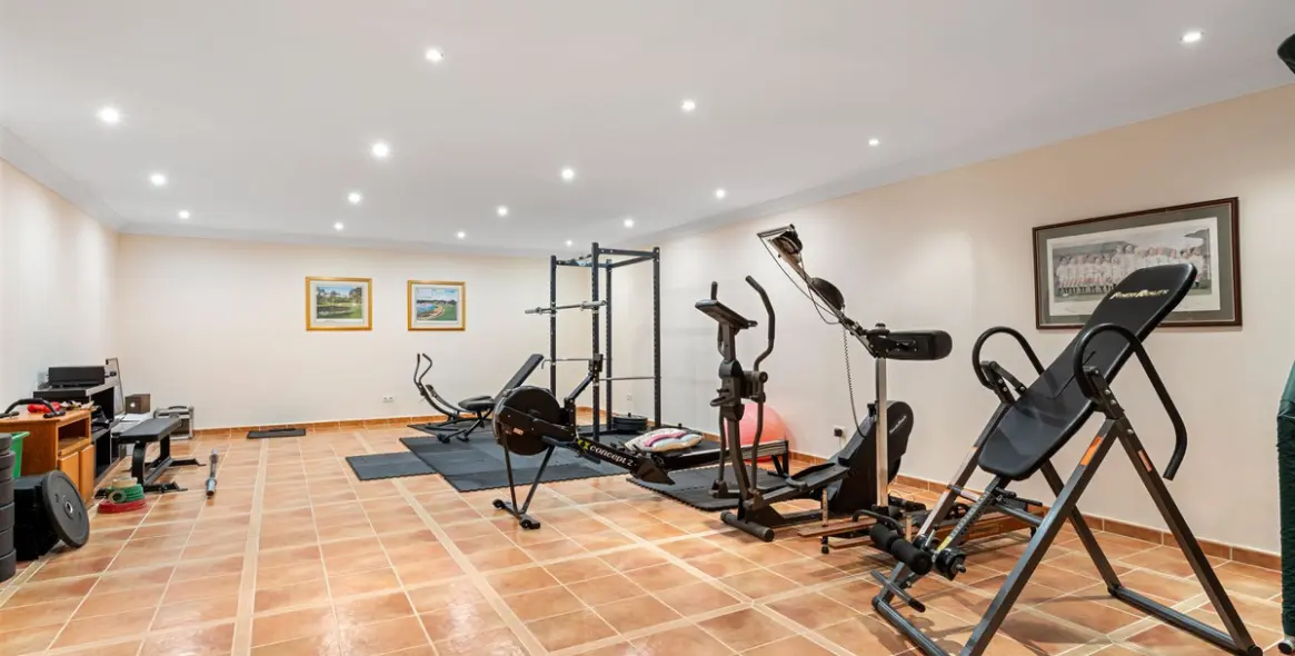 Sale of detached villa in Estepona 48