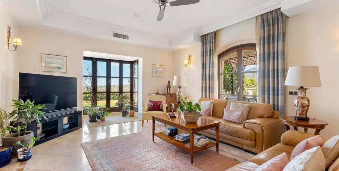 Sale of detached villa in Estepona 56