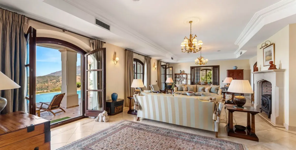 Sale of detached villa in Estepona 59