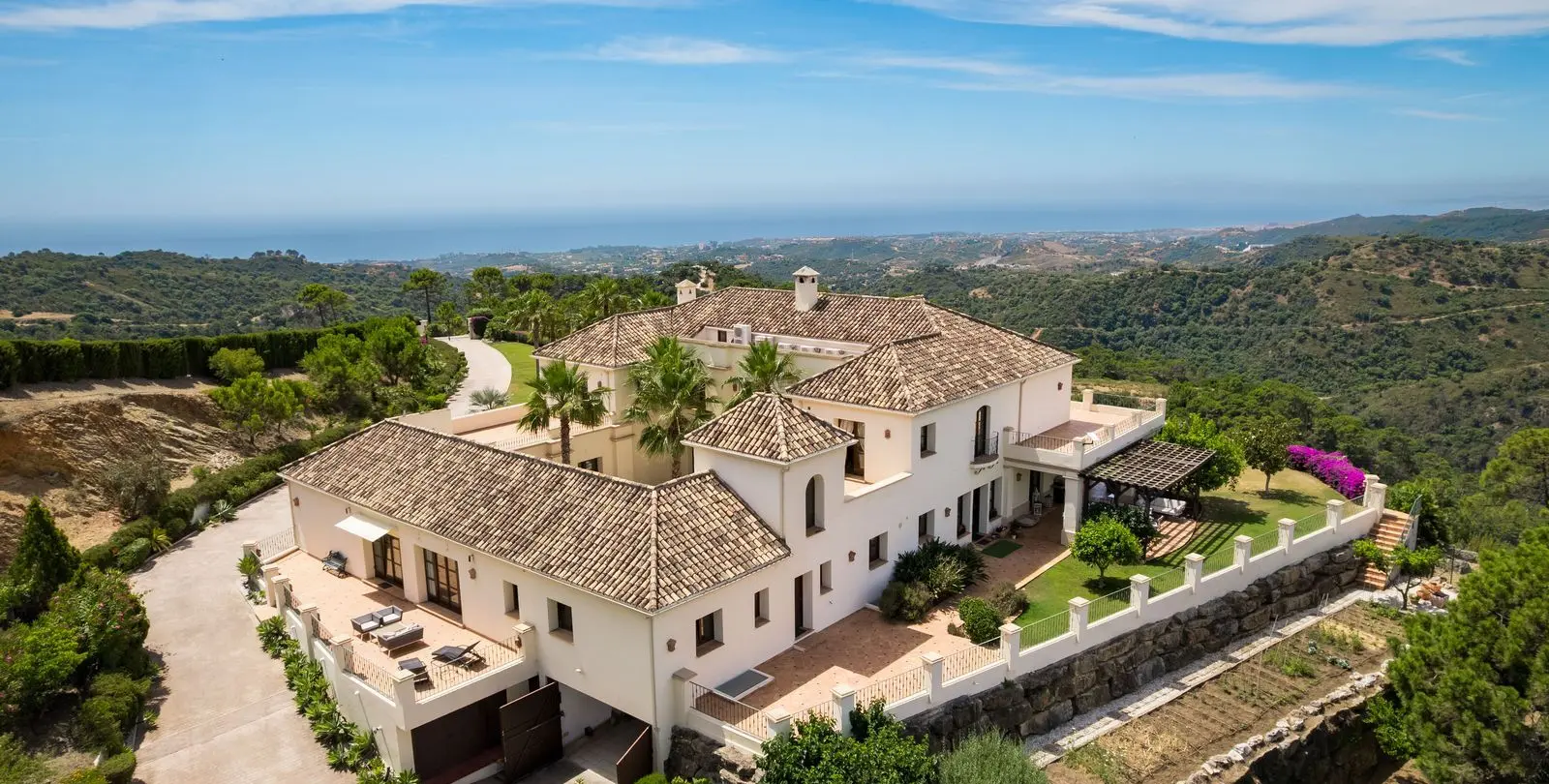Sale of detached villa in Estepona 1