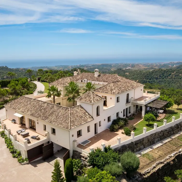 Sale of detached villa in Estepona