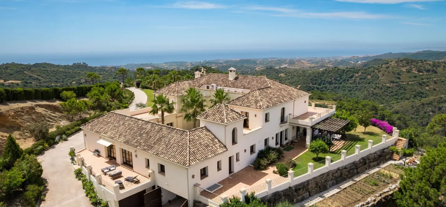 Sale of detached villa in Estepona 0