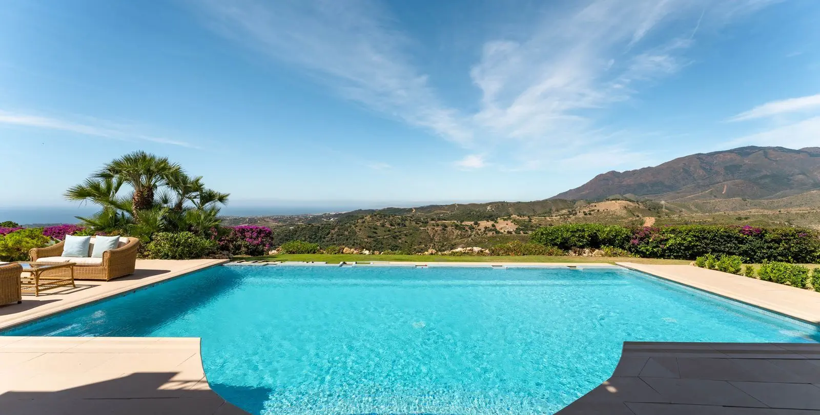 Sale of detached villa in Estepona 2