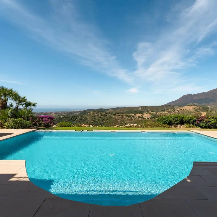 Sale of detached villa in Estepona